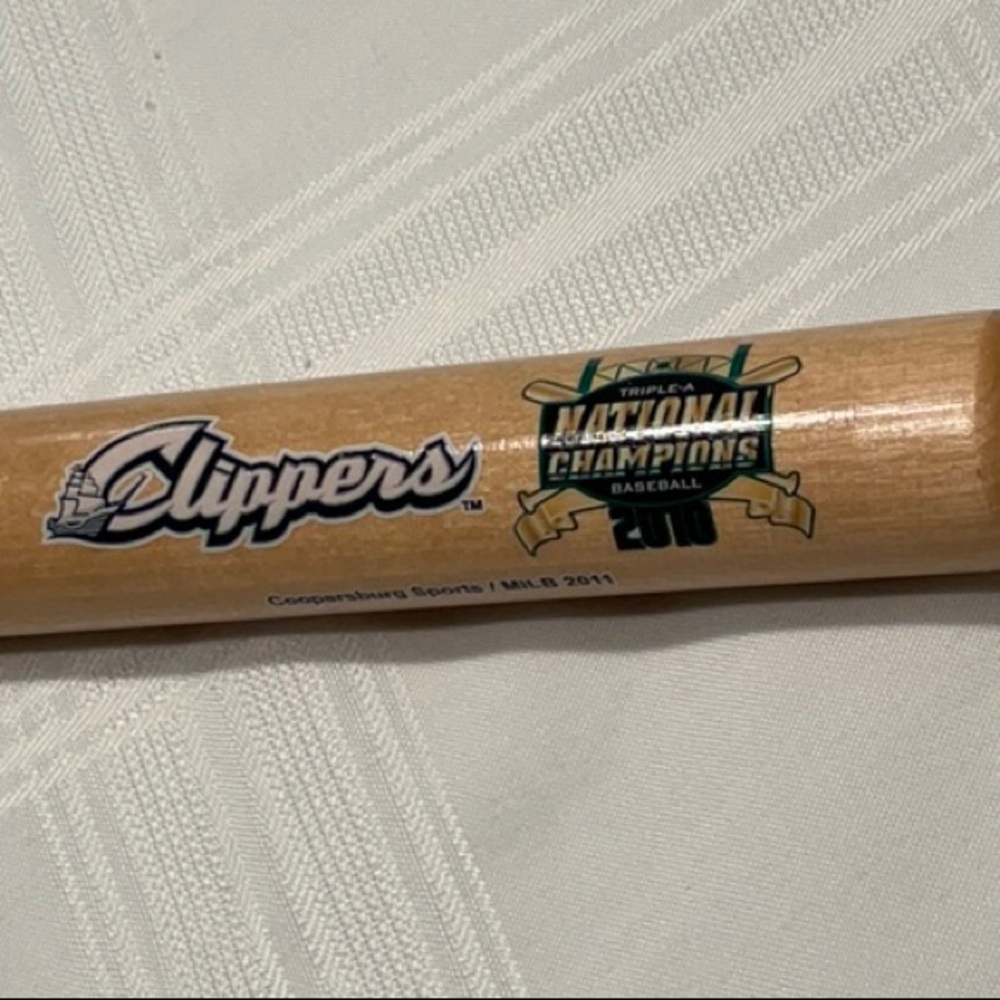Louisville Slugger Wooden Baseball Bat Small Clippers Bat 2011 - Picture 2 of 5